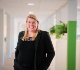 Saskia Everink, vrouw in pak