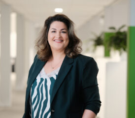 Mandy Krijgsman, vrouw in pak