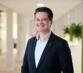 Eduard Pijlgroms; man in pak